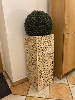 Dřevěná váza s umělou kulatou rostlinou - 2