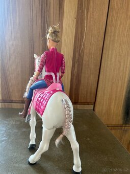 Barbie a chodící kůň - 2
