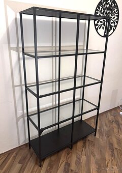 IKEA VITTSJÖ – stylový kovový regál se skleněnými policemi - 2