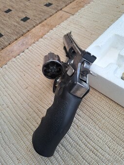 REZERVACE Revolver dan wesson 4" co2 - 2