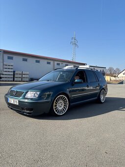 Volkswagen Bora 2.3 V5 125kw Highline - 2