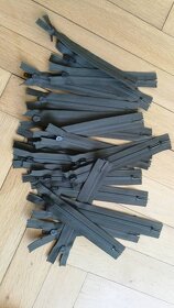 Zip tmavě zelený plastový nedělitelný 16 cm 24ks - 2