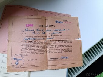 Staré německé doklady z války včetně razítek. - 2