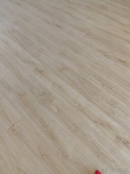 Linoleum a lišty v imitaci dřevěné podlahy, dekor dub - 2