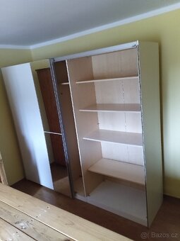 Velká skříň se zrcadlem. - 2