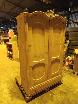 Historická šatní skříň - 2