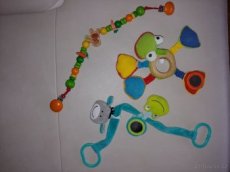 Hračky pro nejmenší -řetěz na kočárek, žabka,dřevěný panáček - 2