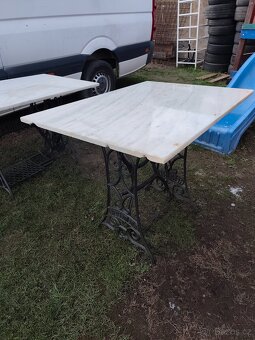 Venkovní stoly s mramorem a dětský ponk - 2