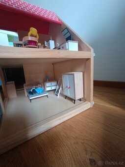 Dřevěný domeček + dřevěný nábytek+příslušenství - 2