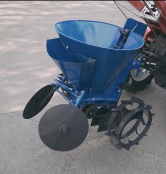 Jednořádkový sazeč brambor k motobloku - 2