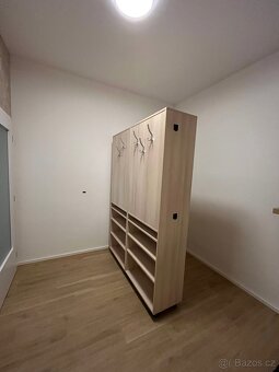 Skříň s botníky - 2