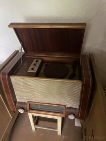 Starý gramofón s rádiem +30ks desek - 2