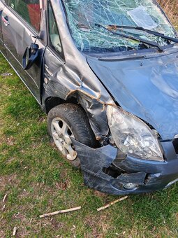 Toyota Corola verso 2003 - 2