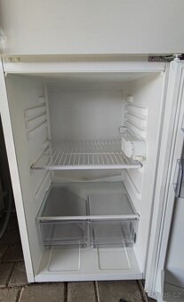 pěkná 140 cm lednice s horním mrazákem - 2