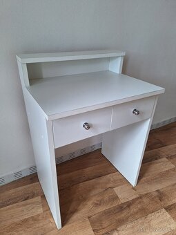 Kosmetický / dětský stolek s židličkou - 2
