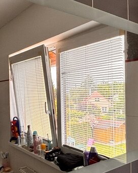 Dvoukřídlé okno se sítí proti hmyzu - 2