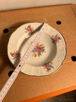 Starožitný hluboký talíř s květinovým dekorem a zlacením - 2