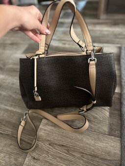 Guess monogram kabelka – ikonická béžovo-hnědá kombinace - 2