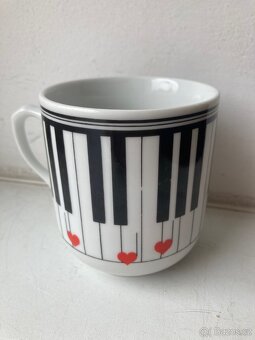 RETRO HRNEK S PIÁNEM. - 2