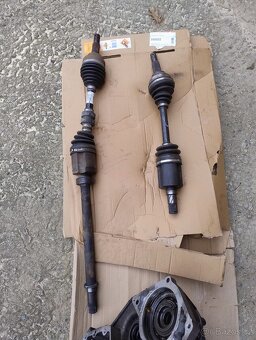 Převodovka a poloosy 2,0i 4x4 Qashqai benzin - 2