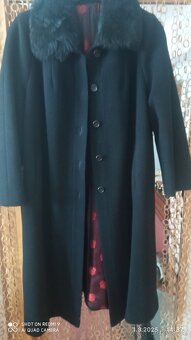 Černý kabát na límci kožešina,pěkný dlouhý L - 2