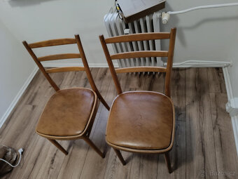 Dvě dřevěné židle s polstrovaným sedákem - 2