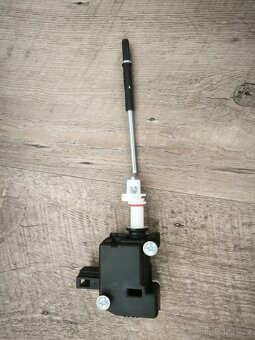 Motor zamykání nádrže Škoda Octavia , Superb - 2