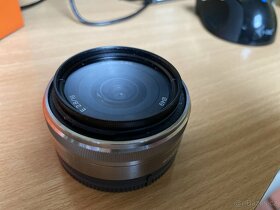 Objektiv Sony SEL 16 F2,8 s UV filtrem - 2