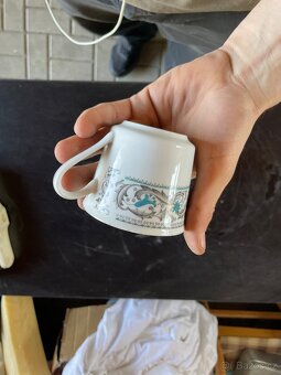 Elegantní porcelánový šálek s jemným dekorem - 2