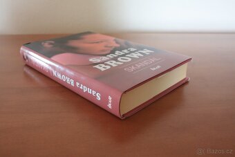 Skandál; V žáru lásky; Zdravím tě, temnoto - Sandra Brown - 2