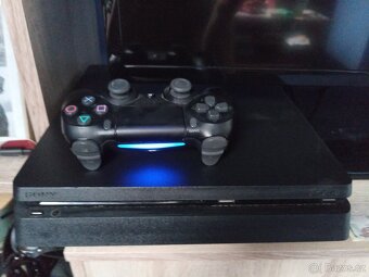 PS4 Slim 1TB + 6 her na CD + ovladač a větrák | Kompletní he - 2