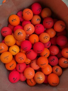 Žluté a červené golfové míčky - 2
