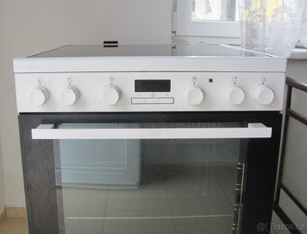 SKLOKERAMICKÝ SPORÁK ELECTROLUX - 60cm - GRIL - 2