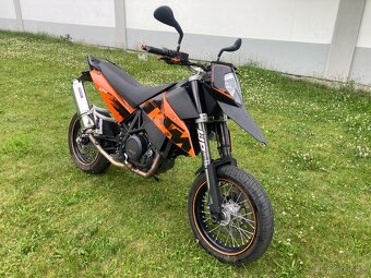 Ktm 690 Sm 46kw po servisu nová stk do 6/2029 bez investic - 2