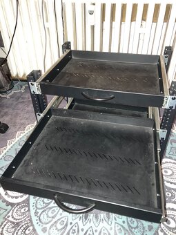 Prodám 5. Vysouvacích Šuplíků do 19 Racku + Lišty Racku - 2