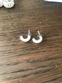 náušnice, ozdobné spony ,nové sluneční brýle,knihy - 2