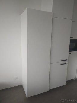 Skříň s výsuvnou spižírnou - 2
