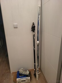 Prodám nové běžky s vázáním, boty 36 a hůlky - 2