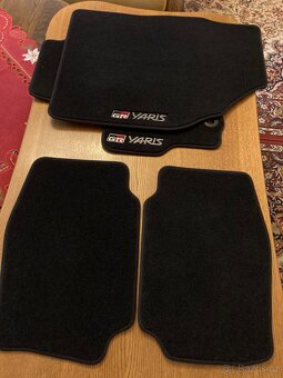 Na YARIS kompletní sada luxusních velurových auto koberců - 2