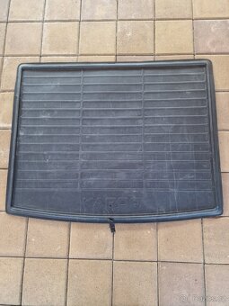 Oboustranný koberec do kufru karoqa. - 2