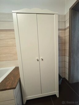 Bílá skříň značky IKEA - 2
