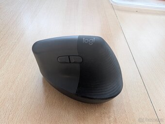 Vertikální ergonomická myš Logitech Lift (Graphite) - 2