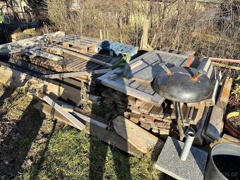 Dřevo ze zahradního domku - 2