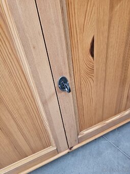 VITRÍNA- PŘÍBORNÍK IKEA LEKSVIK - 2