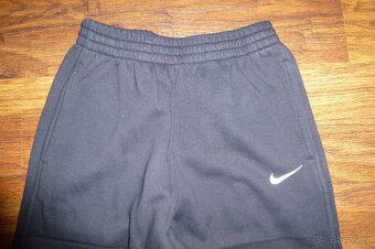 Chlapecké tepláky Nike 152 - 2