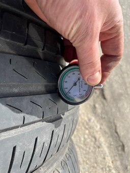 Pneu 245/40/19 - 2