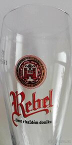 REBEL 0,3 l. Klasické pivní sklo, robustní stopka, pěkný nov - 2