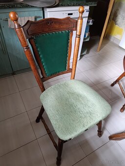 Masivní jídelní stůl a židle - 2