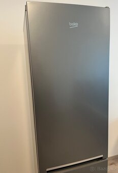Prodám lednici s mrazákem značky Beko v šedé barvě. - 2