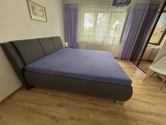 Prodám čalouněnou postel - 2